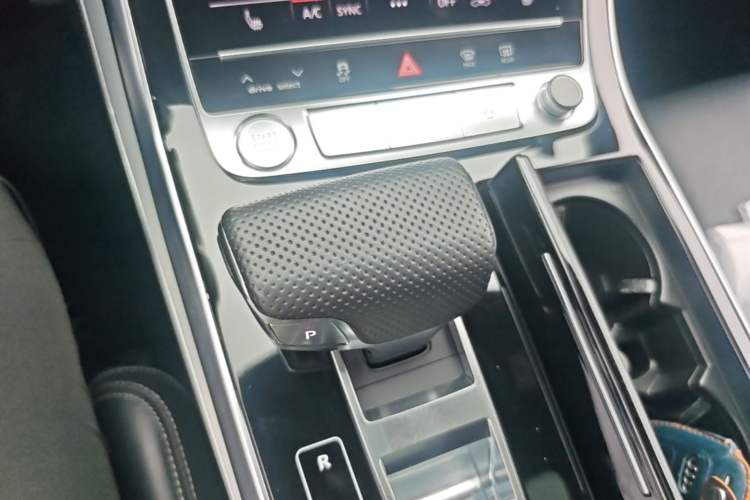 Used Audi Q8 2019 55 TFSI Luxury Dynamic Model Gear Lever