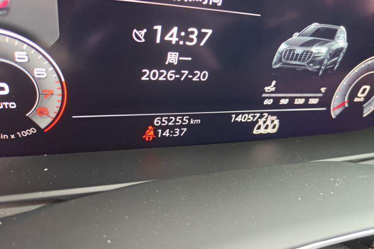 Used Audi Q8 2019 55 TFSI Luxury Dynamic Model Odometer Close Up