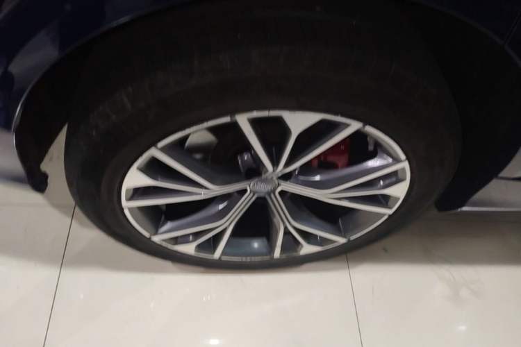 Used Audi Q8 2019 55 TFSI Luxury Dynamic Model Right Rear Wheel Hub