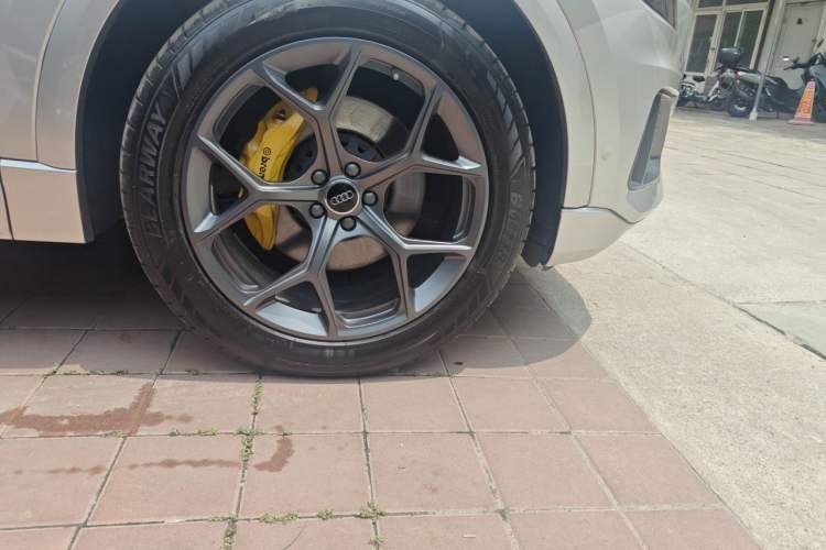 Used Audi Q8 2019 45 TFSI Luxury Prestige Edition Right Front Wheel Hub