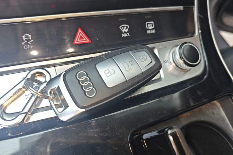 Used Audi Q8 2019 45 TFSI Luxury Prestige Edition Vehicle Key