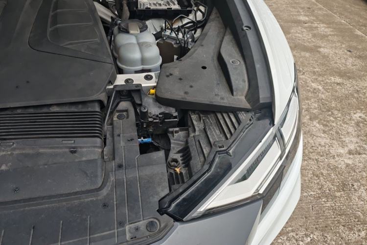 Used Audi Q8 2019 45 TFSI Prestige Dynamic Edition Engine Bay Left