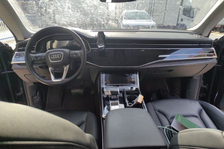 Used Audi Q8 2021 55 TFSI Luxury Dynamic Edition Center Console