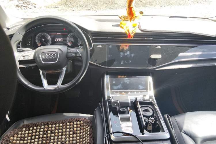 Used Audi Q8 2021 55 TFSI Luxury Dynamic Edition Center Console