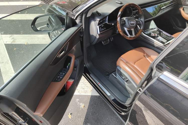Used Audi Q8 2021 55 TFSI Luxury Dynamic Edition Driver Seat