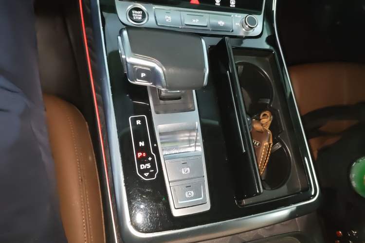 Used Audi Q8 2021 55 TFSI Luxury Dynamic Edition Gear Lever