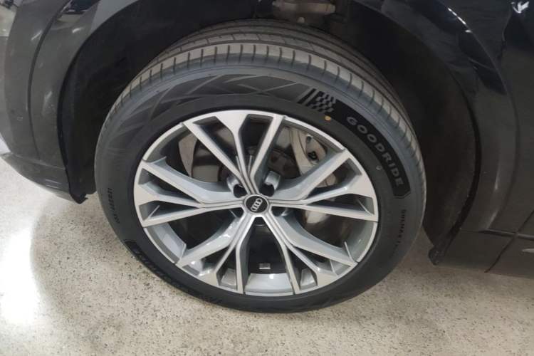 Used Audi Q8 2021 55 TFSI Luxury Dynamic Edition Left Front Wheel Hub