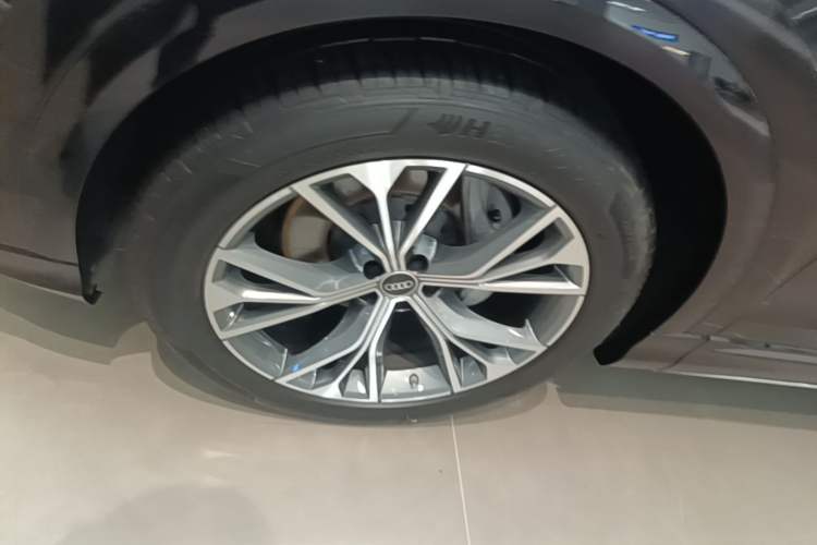 Used Audi Q8 2021 55 TFSI Luxury Dynamic Edition Left Front Wheel Hub