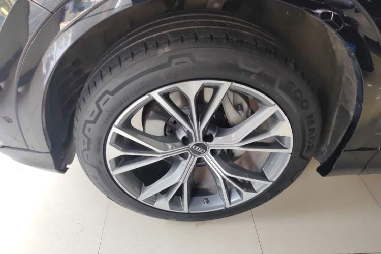 Used Audi Q8 2021 55 TFSI Luxury Dynamic Edition Left Front Wheel Hub