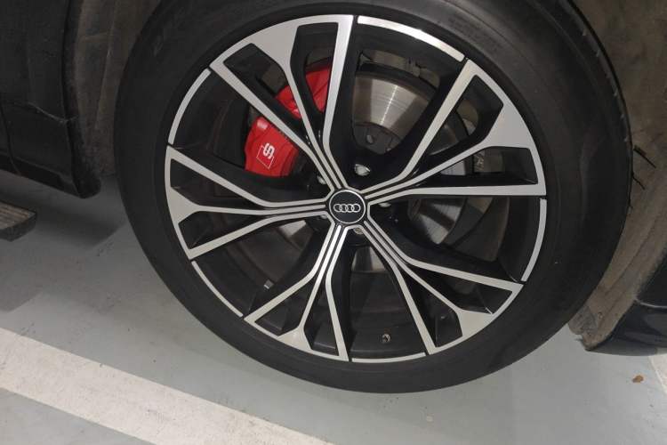 Used Audi Q8 2021 55 TFSI Luxury Dynamic Edition Right Front Wheel Hub