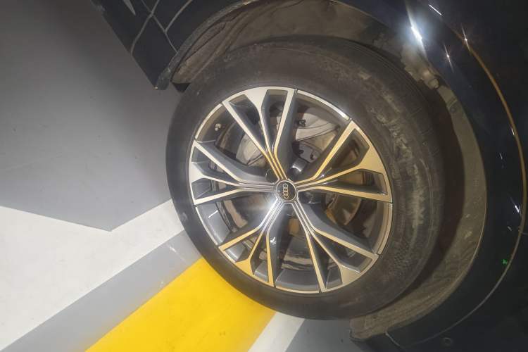 Used Audi Q8 2021 55 TFSI Luxury Dynamic Edition Right Front Wheel Hub