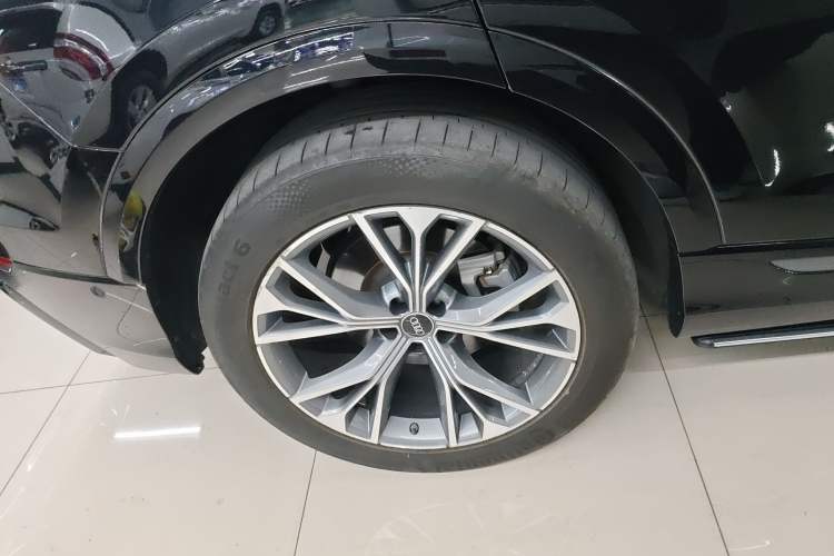Used Audi Q8 2021 55 TFSI Luxury Dynamic Edition Right Rear Wheel Hub