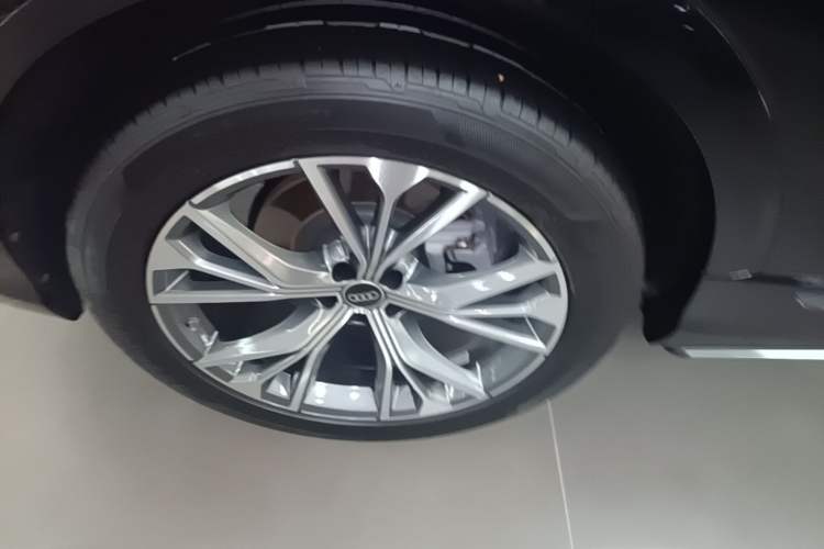 Used Audi Q8 2021 55 TFSI Luxury Dynamic Edition Right Rear Wheel Hub