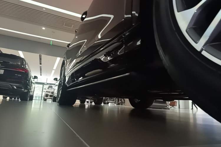 Used Audi Q8 2021 55 TFSI Luxury Dynamic Edition Right Side Sill