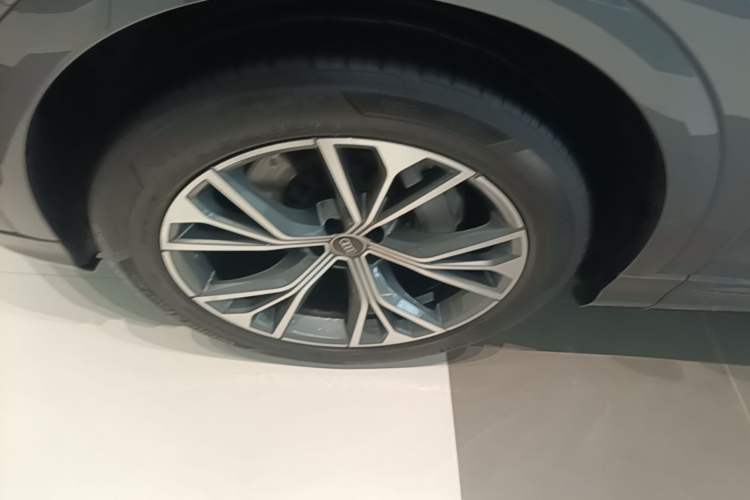 Used Audi Q8 2021 55 TFSI Luxury Dynamic Edition Left Front Wheel Hub