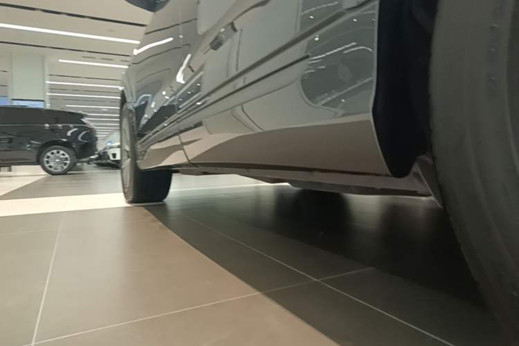 Used Audi Q8 2021 55 TFSI Luxury Dynamic Edition Left Side Sill