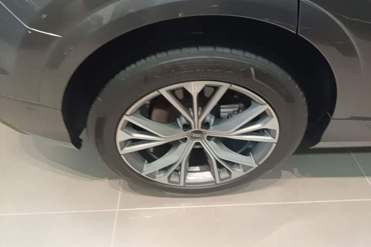 Used Audi Q8 2021 55 TFSI Luxury Dynamic Edition Right Rear Wheel Hub