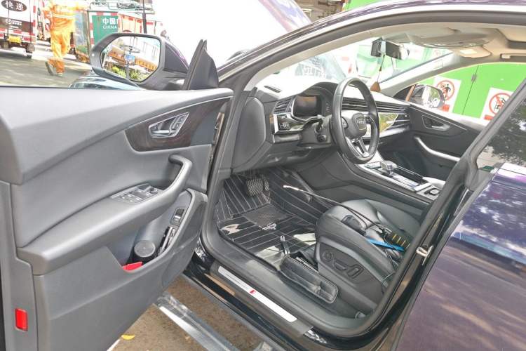 Used Audi Q8 2021 55 TFSI Luxury Dynamic Edition Driver Seat