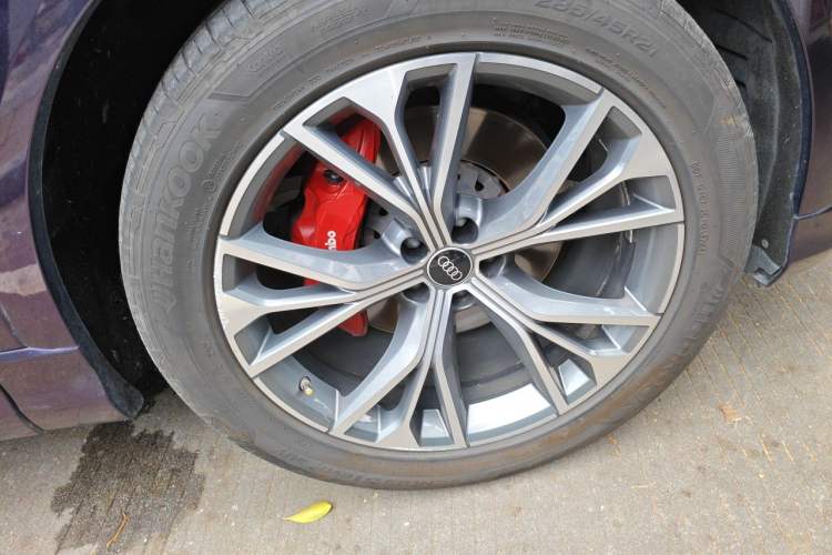 Used Audi Q8 2021 55 TFSI Luxury Dynamic Edition Right Front Wheel Hub
