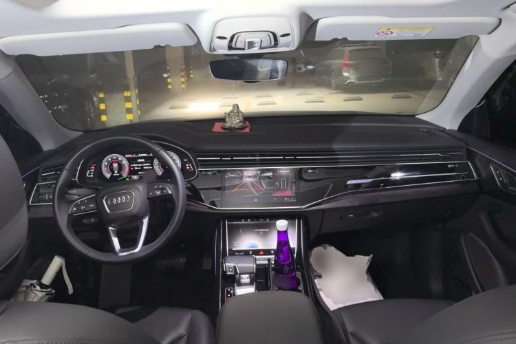Used Audi Q8 2022 55 TFSI Luxury Dynamic Edition Center Console