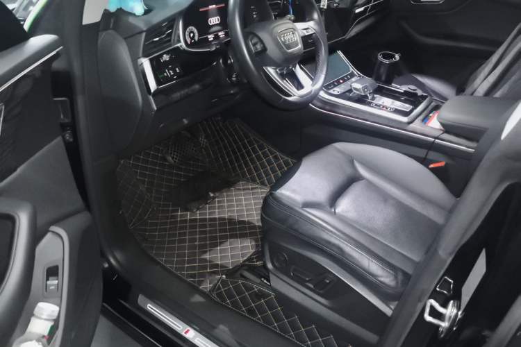 Used Audi Q8 2022 55 TFSI Luxury Dynamic Edition Driver Seat