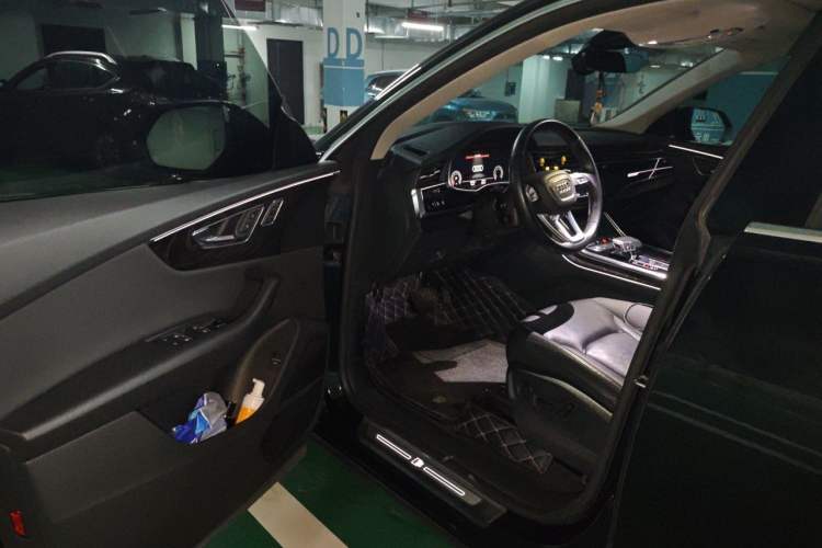 Used Audi Q8 2022 55 TFSI Luxury Dynamic Edition Driver Seat