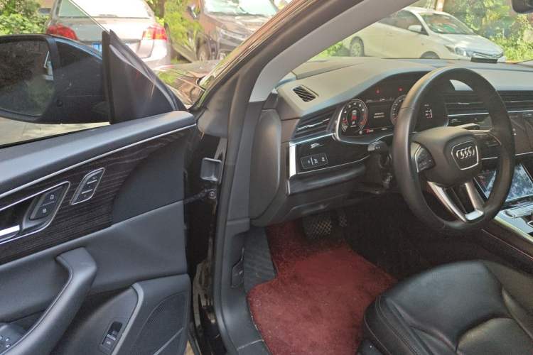 Used Audi Q8 2022 55 TFSI Luxury Dynamic Edition Driver Seat