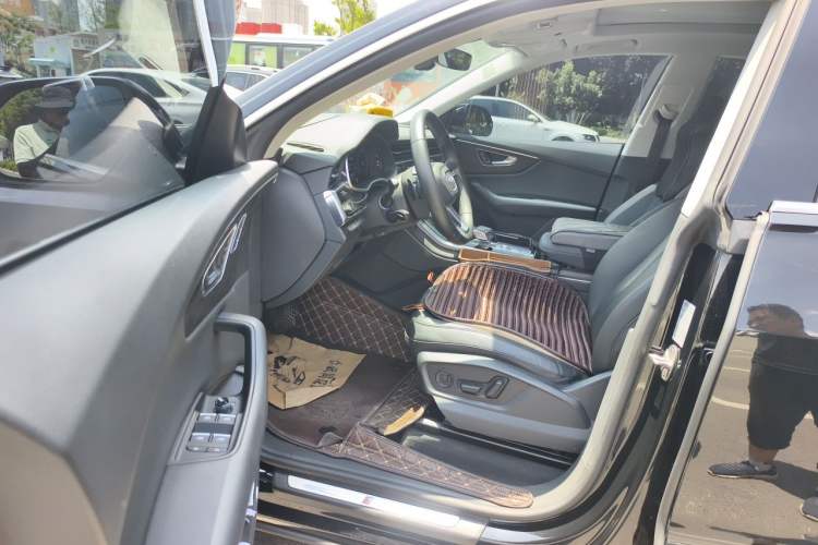 Used Audi Q8 2022 55 TFSI Luxury Dynamic Edition Driver Seat