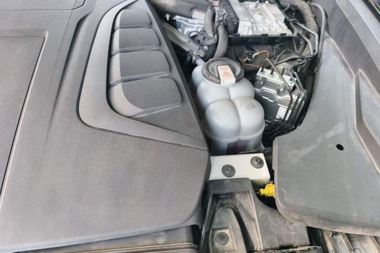 Used Audi Q8 2022 45 TFSI Luxury Dynamic Model Engine Bay Left