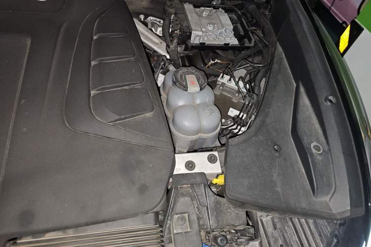 Used Audi Q8 2022 45 TFSI Luxury Dynamic Model Engine Bay Left