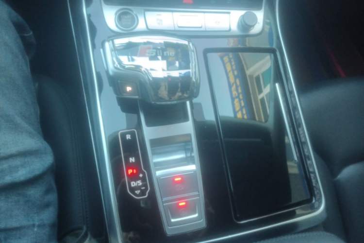 Used Audi Q8 2022 55 TFSI Luxury Dynamic Edition Gear Lever