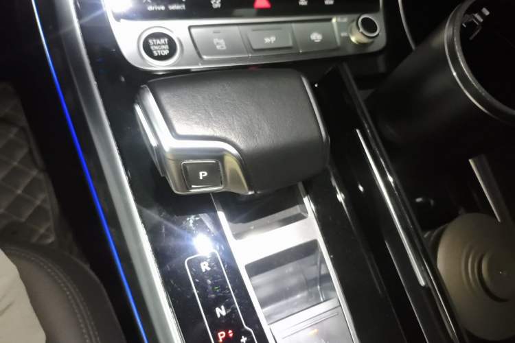 Used Audi Q8 2022 55 TFSI Luxury Dynamic Edition Gear Lever
