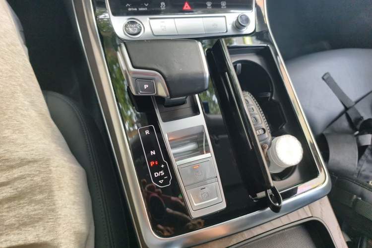 Used Audi Q8 2022 45 TFSI Luxury Dynamic Model Gear Lever
