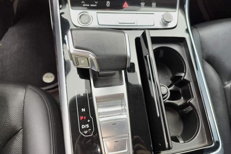 Used Audi Q8 2022 55 TFSI Luxury Dynamic Edition Gear Lever
