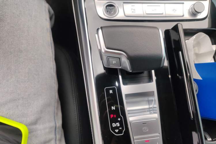 Used Audi Q8 2022 55 TFSI Luxury Dynamic Edition Gear Lever
