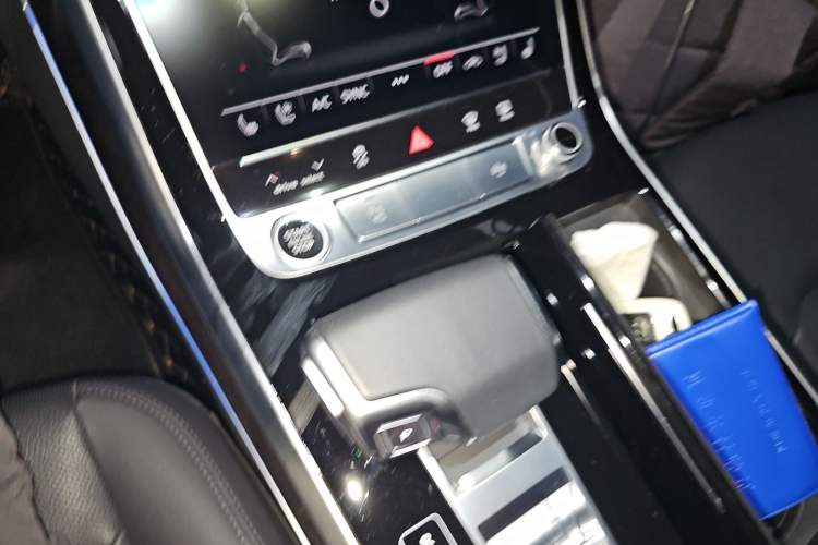 Used Audi Q8 2022 45 TFSI Luxury Dynamic Model Gear Lever