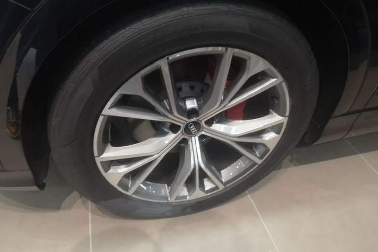 Used Audi Q8 2022 55 TFSI Prestige Dynamic Edition Left Front Wheel Hub