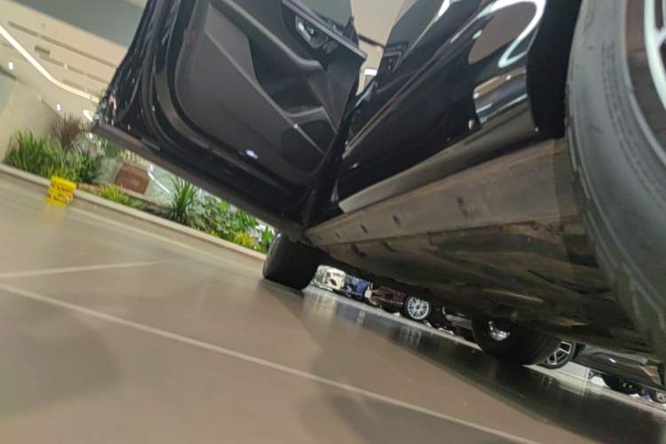 Used Audi Q8 2022 55 TFSI Snow Sports Edition Left Side Sill