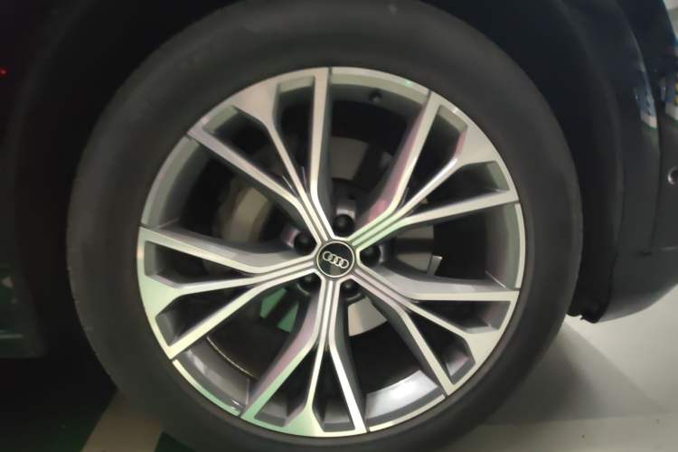 Used Audi Q8 2022 55 TFSI Luxury Dynamic Edition Right Front Wheel Hub