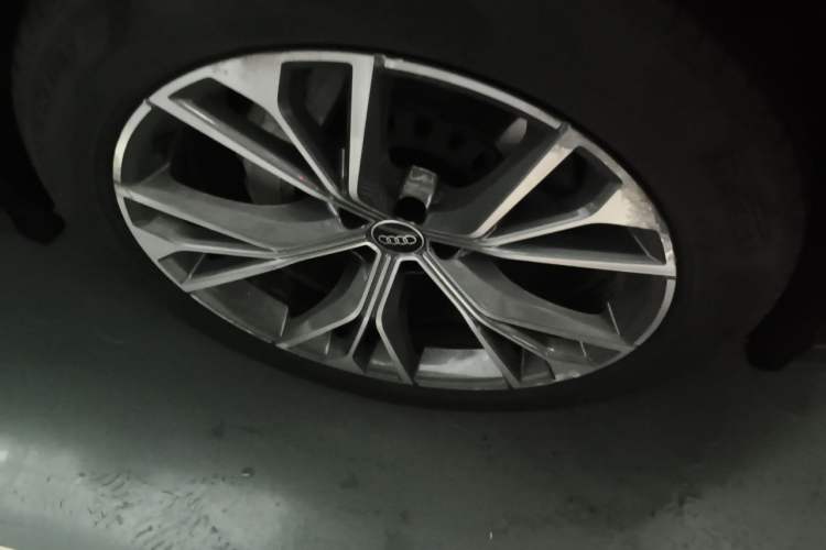 Used Audi Q8 2022 55 TFSI Luxury Dynamic Edition Right Front Wheel Hub