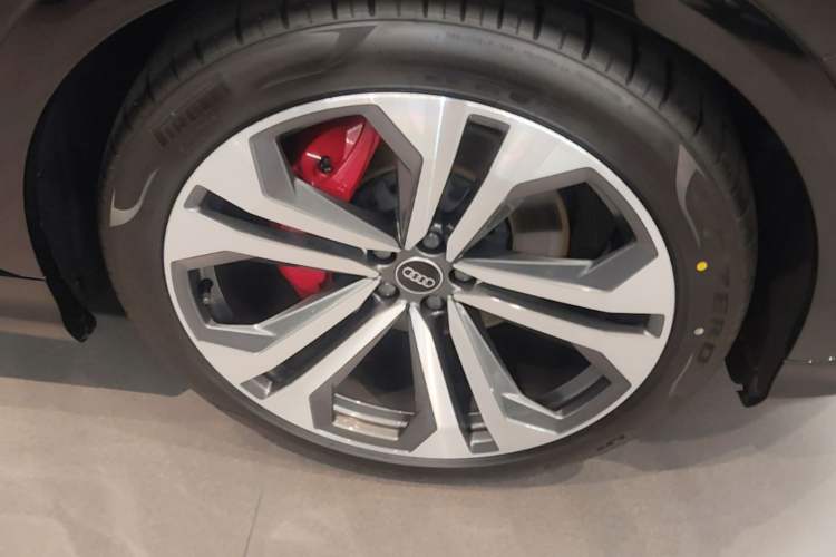 Used Audi Q8  Right Front Wheel Hub