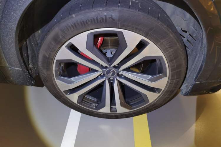 Used Audi Q8 2022 55 TFSI Snow Sports Edition Right Front Wheel Hub