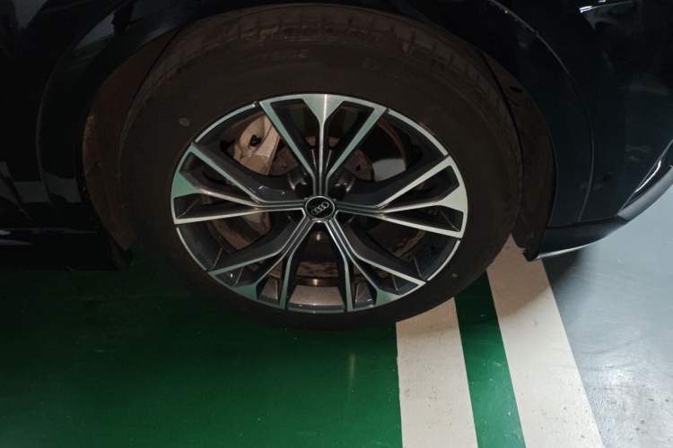 Used Audi Q8 2022 55 TFSI Luxury Dynamic Edition Right Front Wheel Hub