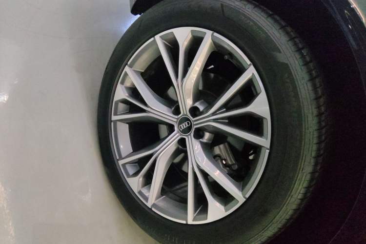 Used Audi Q8 2022 55 TFSI Luxury Dynamic Edition Right Rear Wheel Hub