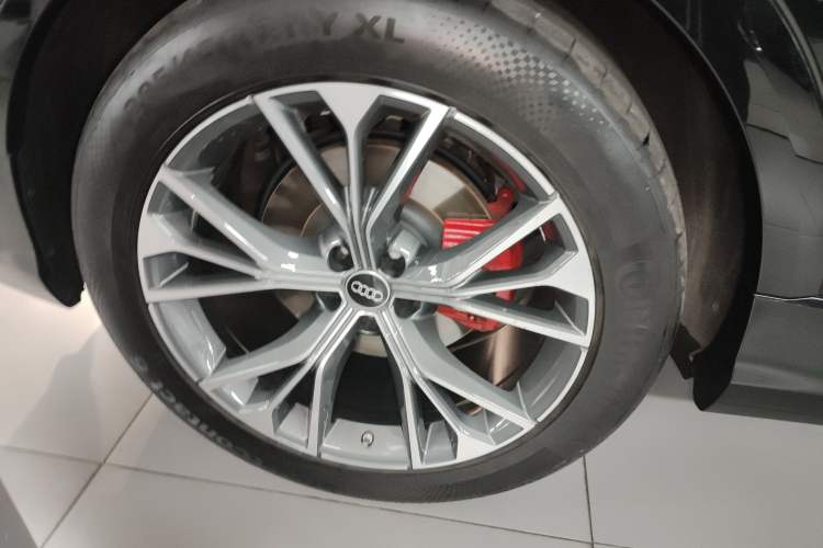 Used Audi Q8 2022 55 TFSI Luxury Dynamic Edition Right Rear Wheel Hub