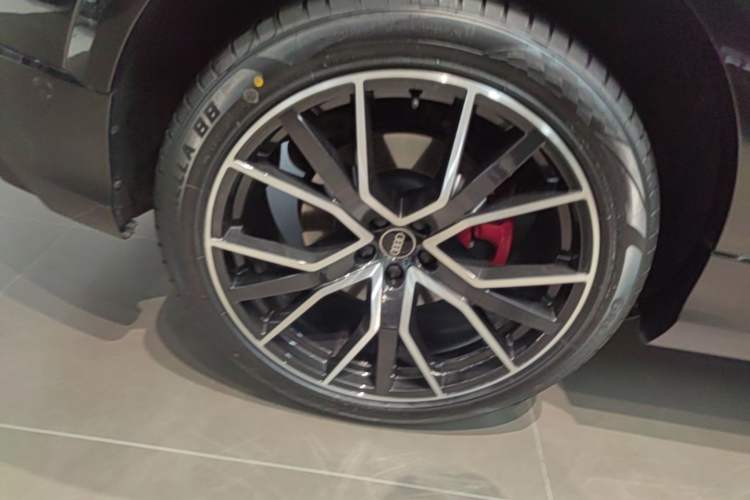 Used Audi Q8 2022 55 TFSI Snow Sports Edition Right Rear Wheel Hub