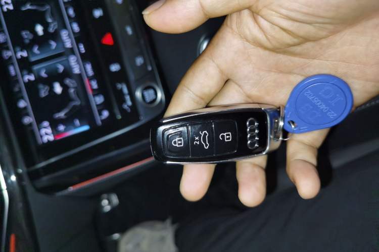 Used Audi Q8 2022 55 TFSI Snow Sports Edition Vehicle Key