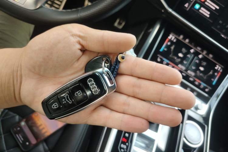 Used Audi Q8 2022 55 TFSI Snow Sports Edition Vehicle Key