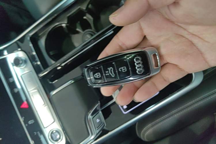 Used Audi Q8 2022 55 TFSI Snow Sports Edition Vehicle Key