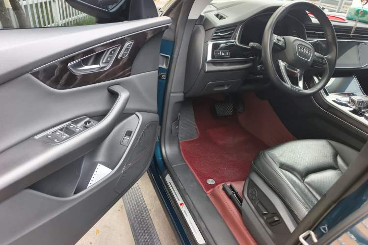 Used Audi Q8 2022 55 TFSI Luxury Dynamic Edition Driver Seat